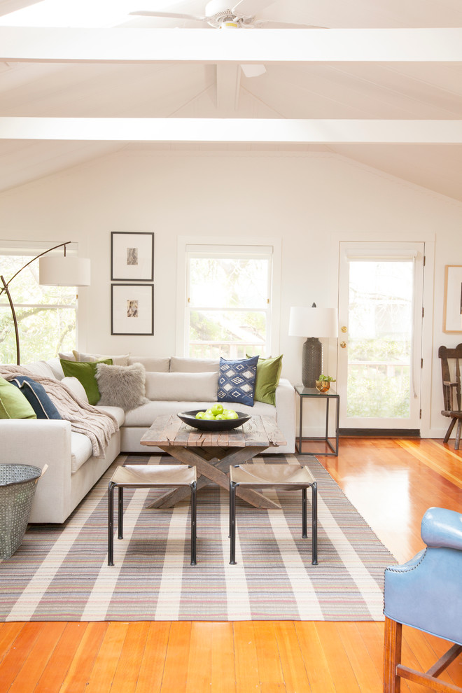 Mittelgroßes, Repräsentatives, Offenes Country Wohnzimmer mit weißer Wandfarbe und braunem Holzboden in San Francisco