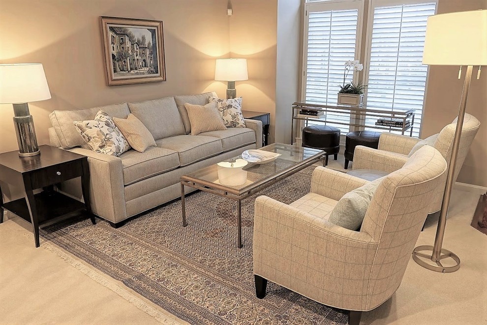 Esempio di un piccolo soggiorno design aperto con pareti beige, moquette e nessuna TV