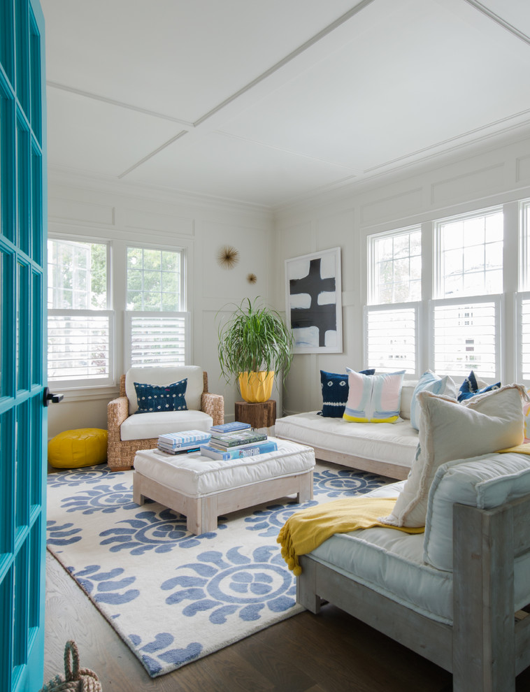 Свежая идея для дизайна: изолированная гостиная комната в морском стиле с белыми стенами и темным паркетным полом - отличное фото интерьера