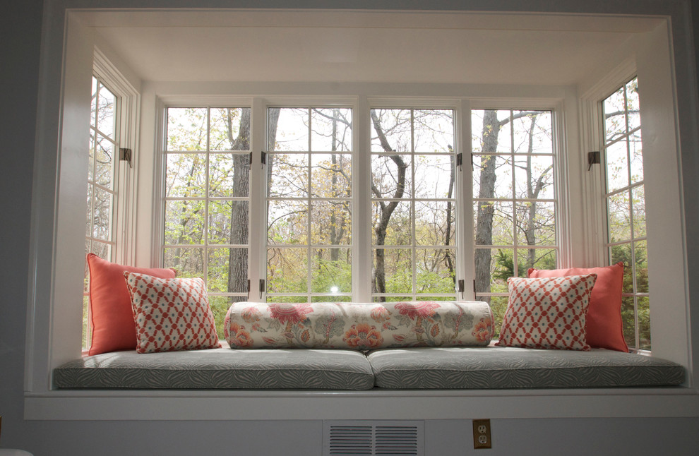 На фото: парадная, изолированная гостиная комната среднего размера в стиле неоклассика (современная классика) с серыми стенами без телевизора с