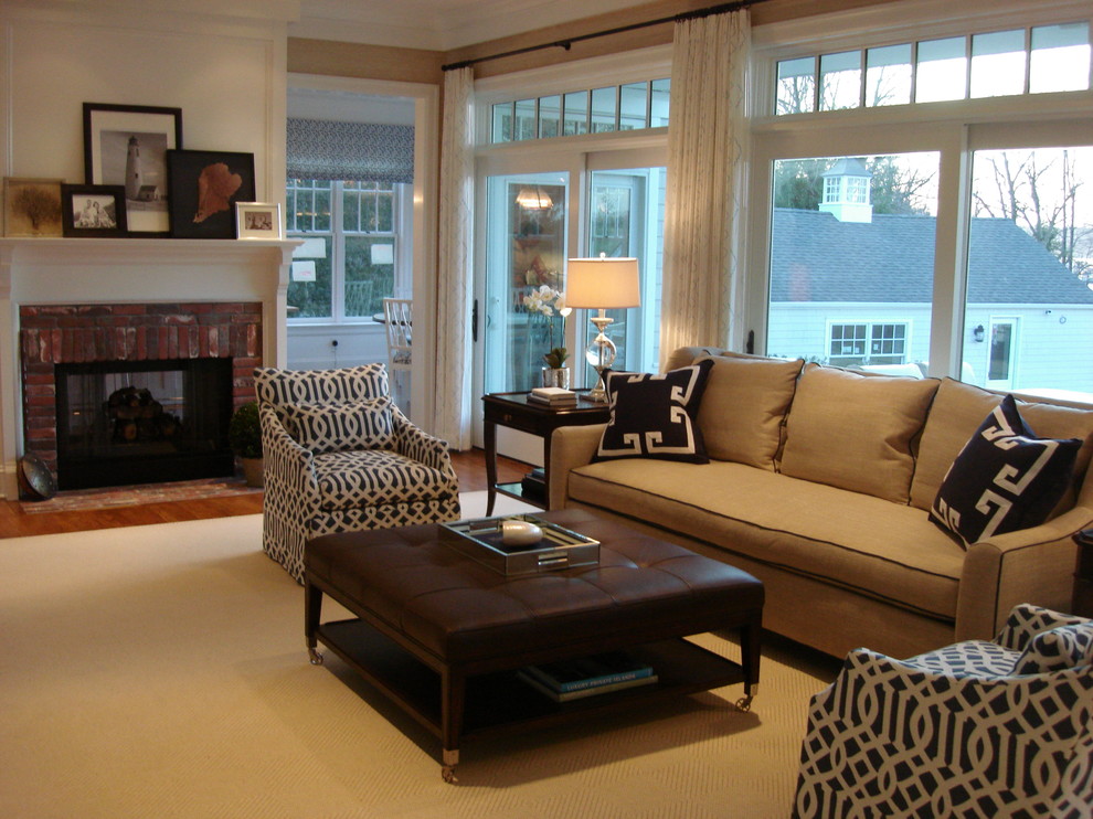 На фото: гостиная комната в классическом стиле с стандартным камином и фасадом камина из кирпича с