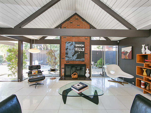 Источник вдохновения для домашнего уюта: открытая гостиная комната в стиле ретро с фасадом камина из кирпича