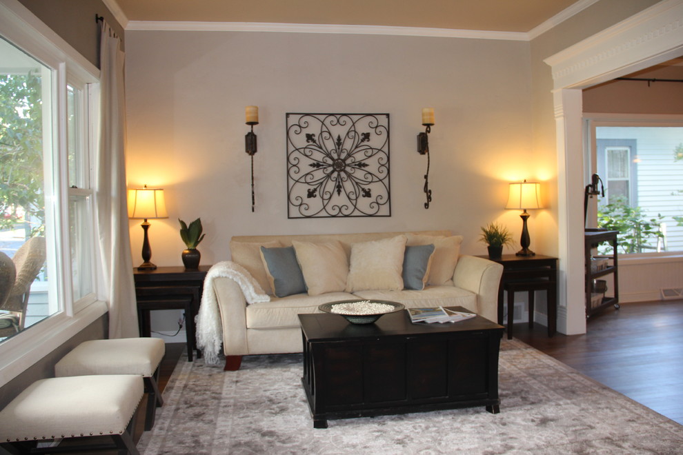 Esempio di un soggiorno chic di medie dimensioni e aperto con pareti grigie e pavimento in legno massello medio