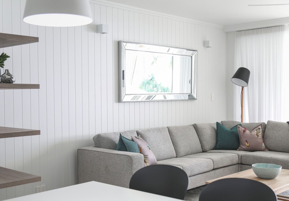 Cette image montre un petit salon design ouvert avec un sol en carrelage de porcelaine, un téléviseur indépendant et un sol beige.