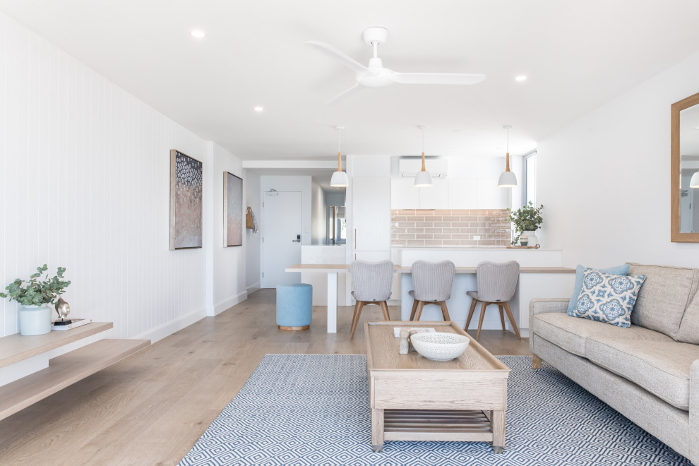 Idee per un soggiorno stile marino di medie dimensioni e aperto con pareti bianche, pavimento in vinile e pavimento beige