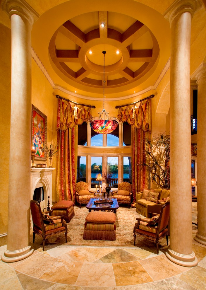 На фото: гостиная комната в классическом стиле с красивыми шторами с