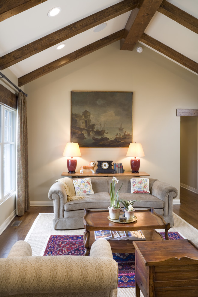 Großes, Repräsentatives, Fernseherloses, Offenes Klassisches Wohnzimmer mit beiger Wandfarbe, braunem Holzboden, Kamin und Kaminumrandung aus Stein in Kansas City