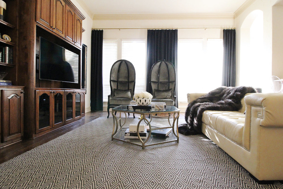 Foto di un soggiorno classico con pavimento in legno massello medio, camino ad angolo e parete attrezzata