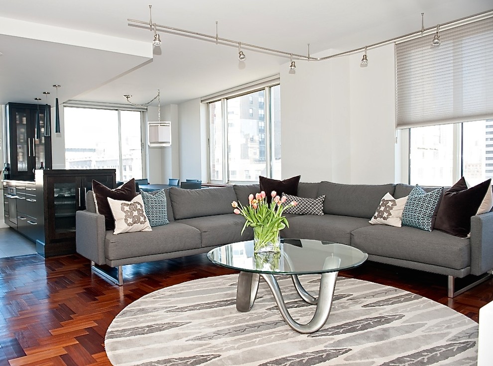 Fernseherloses, Offenes Modernes Wohnzimmer mit weißer Wandfarbe und braunem Holzboden in New York