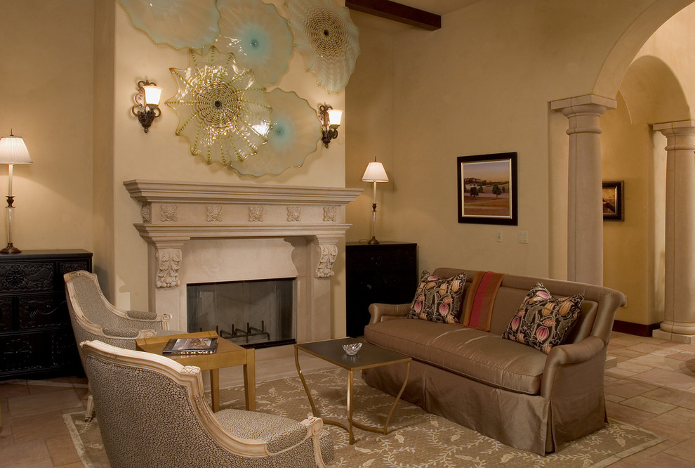 Esempio di un soggiorno tradizionale con pareti beige e camino classico