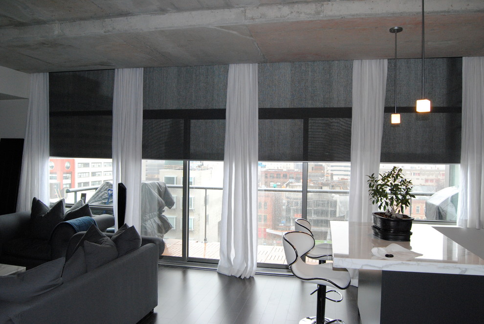 Стильный дизайн: открытая гостиная комната среднего размера в современном стиле с бежевыми стенами, темным паркетным полом и коричневым полом без камина - последний тренд