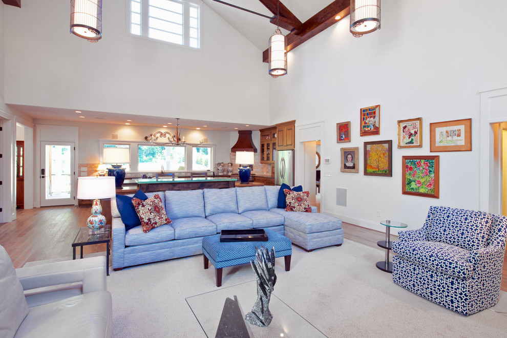 Großes, Repräsentatives, Offenes Modernes Wohnzimmer ohne Kamin mit weißer Wandfarbe, braunem Holzboden, Multimediawand und braunem Boden in Raleigh
