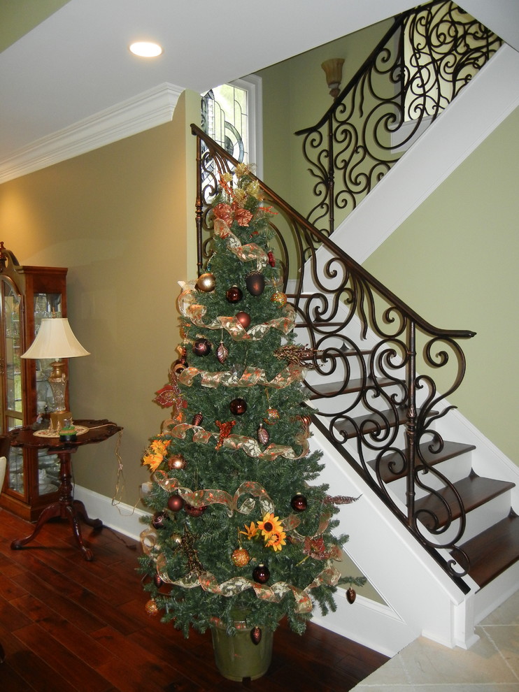 Idée de décoration pour un grand escalier tradition.