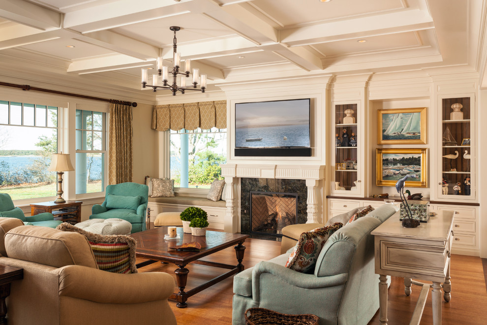 Esempio di un soggiorno stile marino aperto con sala formale, pareti beige, pavimento in legno massello medio, camino classico e TV a parete