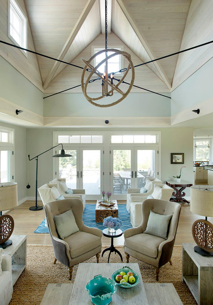Foto di un soggiorno contemporaneo aperto con pareti blu e pavimento in legno massello medio