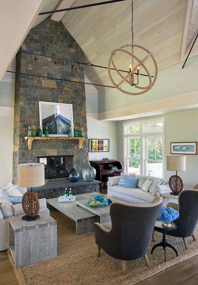 Источник вдохновения для домашнего уюта: гостиная комната в современном стиле с синими стенами, паркетным полом среднего тона, стандартным камином, фасадом камина из камня и ковром на полу