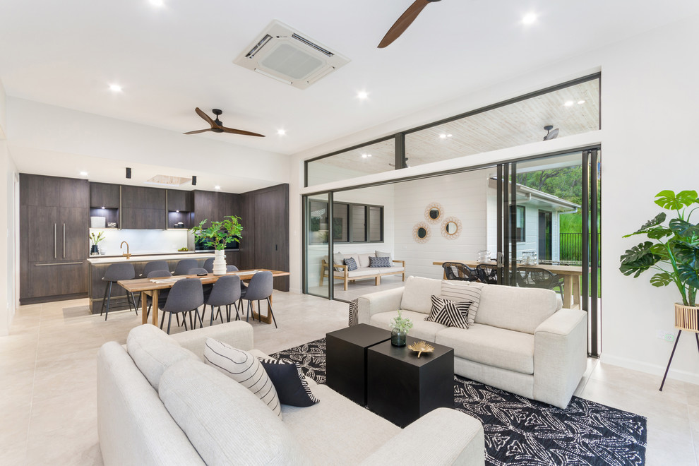 Mittelgroßes, Fernseherloses, Offenes Klassisches Wohnzimmer mit Keramikboden, beigem Boden und weißer Wandfarbe in Townsville
