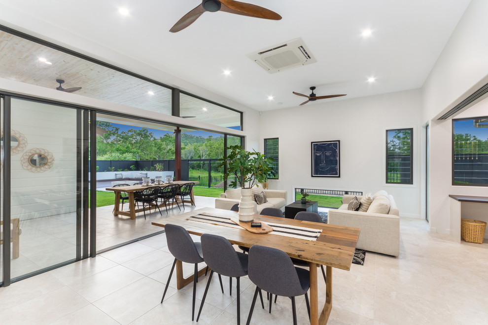 Mittelgroßes, Fernseherloses, Offenes Klassisches Wohnzimmer mit beiger Wandfarbe, Keramikboden und beigem Boden in Townsville