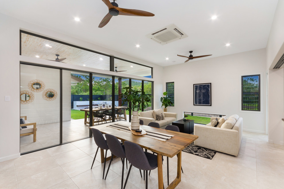 Mittelgroßes, Fernseherloses, Offenes Modernes Wohnzimmer mit beiger Wandfarbe, Keramikboden und beigem Boden in Townsville