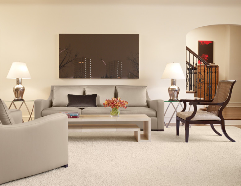Esempio di un grande soggiorno chic chiuso con pareti beige e pavimento in legno massello medio