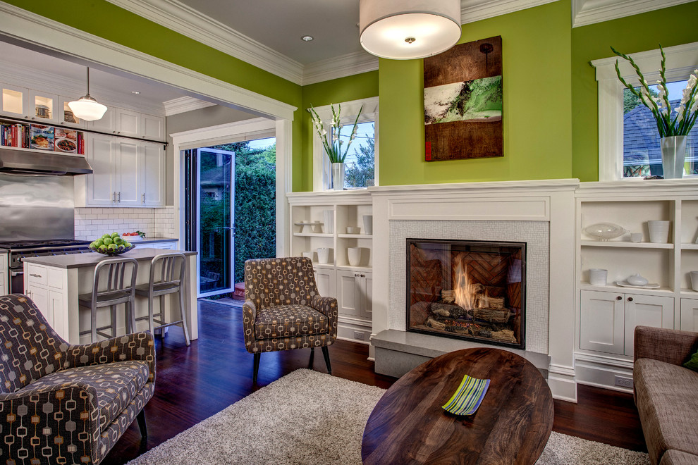 Offenes Rustikales Wohnzimmer mit grüner Wandfarbe, Kamin und gefliester Kaminumrandung in Seattle