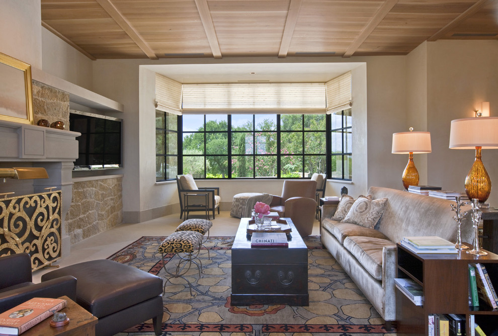 Immagine di un grande soggiorno design chiuso con pareti beige, sala formale, pavimento in pietra calcarea, nessun camino, TV autoportante e tappeto