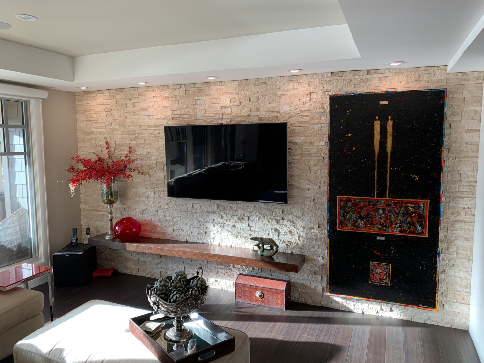 Mittelgroßes, Repräsentatives, Abgetrenntes Stilmix Wohnzimmer mit beiger Wandfarbe, dunklem Holzboden, TV-Wand und braunem Boden in Calgary