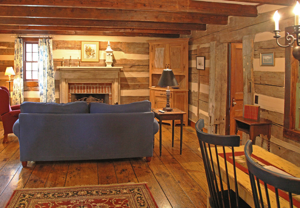 Imagen de salón cerrado rústico de tamaño medio con paredes marrones, suelo de madera oscura, todas las chimeneas y marco de chimenea de madera