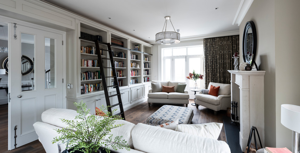Repräsentatives, Fernseherloses, Abgetrenntes Klassisches Wohnzimmer mit grauer Wandfarbe, dunklem Holzboden, Kamin und braunem Boden in London