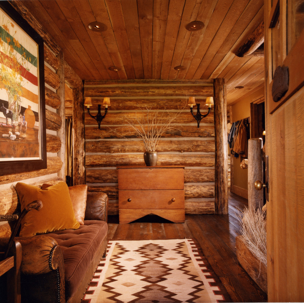 Diseño de salón abierto rústico con suelo de madera en tonos medios, todas las chimeneas y marco de chimenea de piedra