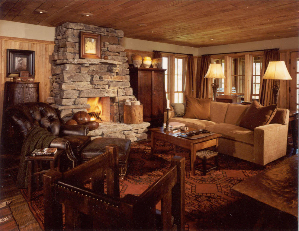 Diseño de salón abierto rural con suelo de madera en tonos medios, todas las chimeneas y marco de chimenea de piedra