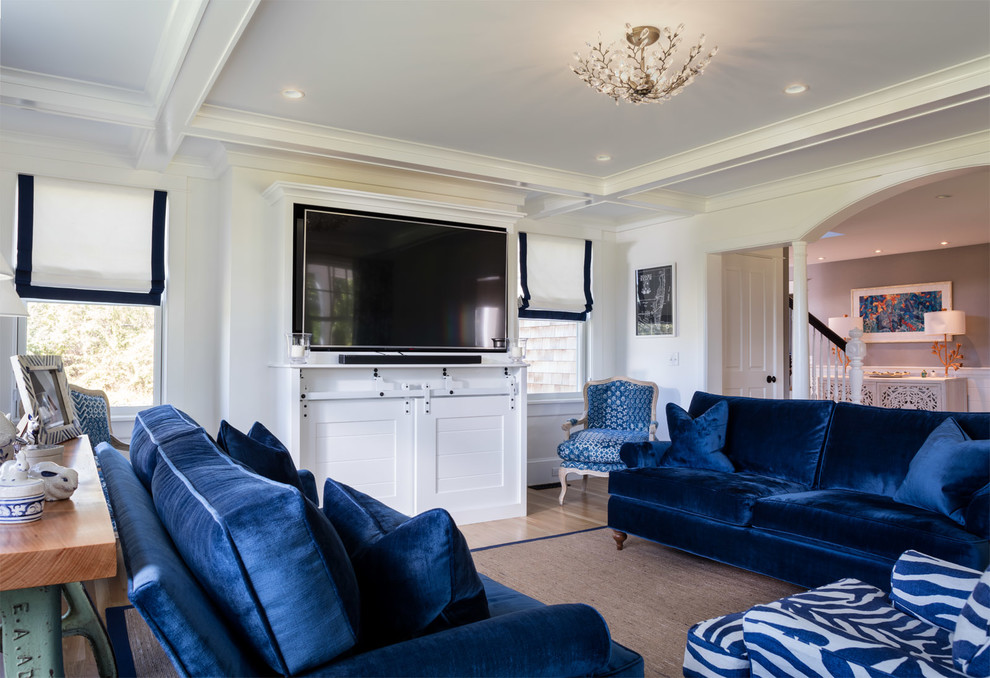 Foto de salón de estilo de casa de campo con paredes blancas, suelo de madera en tonos medios y pared multimedia