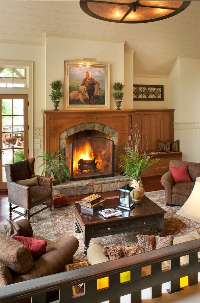 Пример оригинального дизайна: парадная, открытая гостиная комната среднего размера в классическом стиле с белыми стенами, темным паркетным полом, стандартным камином, фасадом камина из дерева и коричневым полом