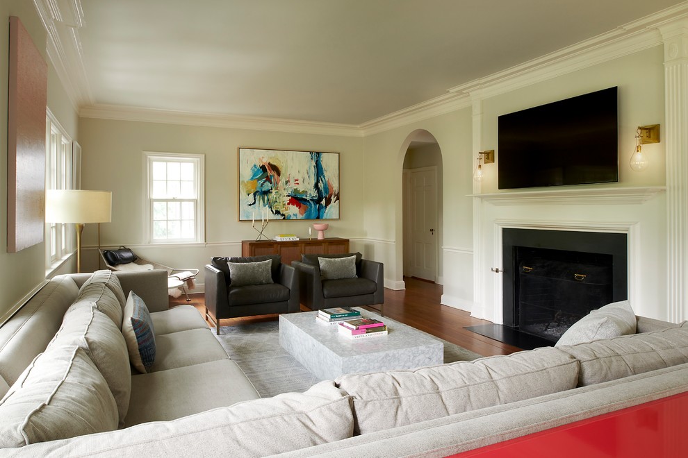 Diseño de salón tradicional renovado con paredes blancas, suelo de madera en tonos medios, todas las chimeneas, televisor colgado en la pared y suelo marrón