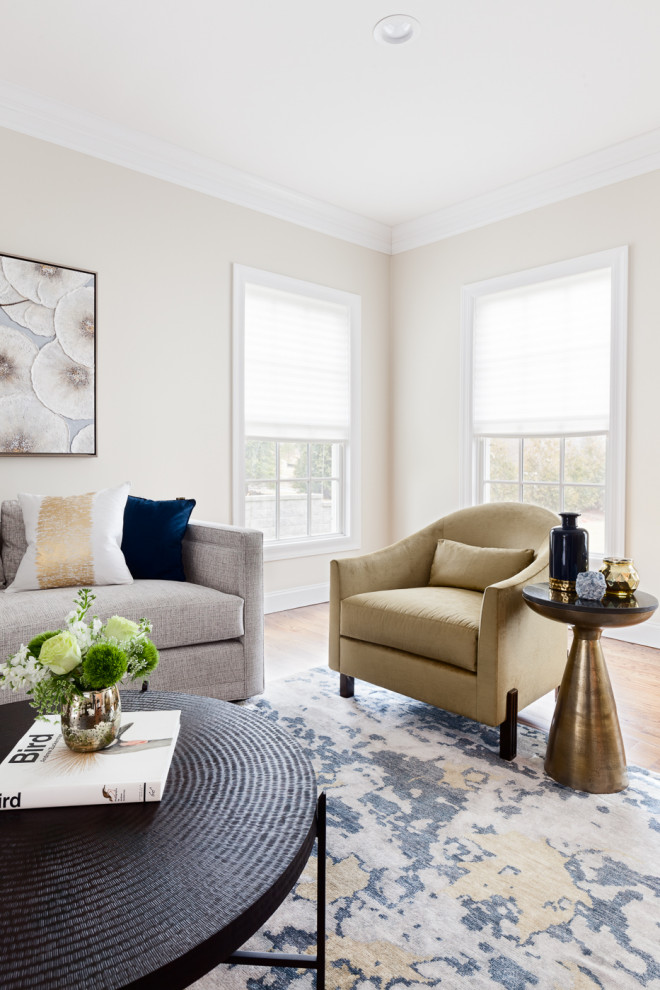 Foto di un ampio soggiorno chic con pareti beige e pavimento in legno massello medio