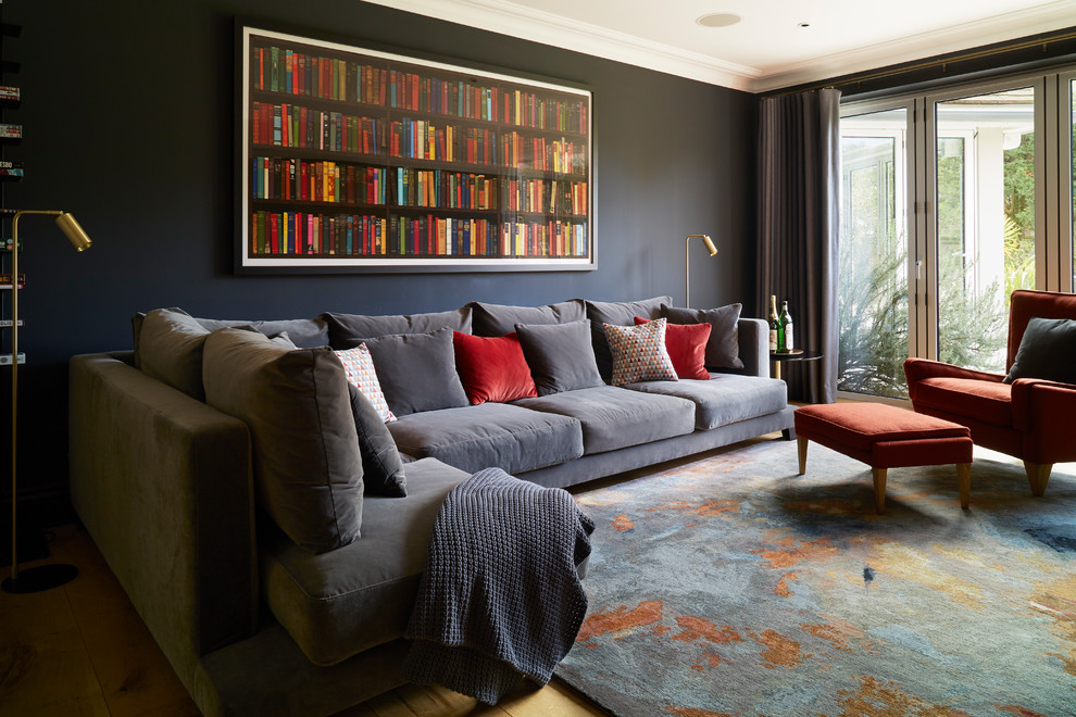 Immagine di un soggiorno moderno di medie dimensioni e chiuso con pareti grigie