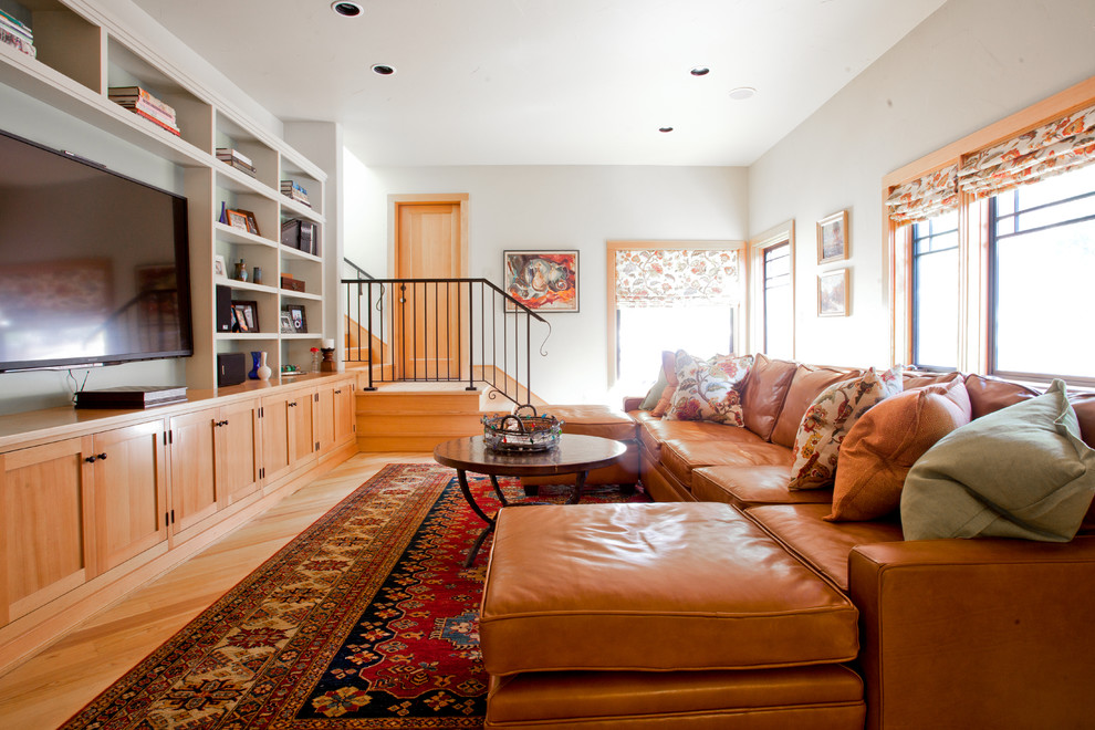 Mittelgroßes, Repräsentatives Modernes Wohnzimmer mit braunem Holzboden und TV-Wand in Sonstige