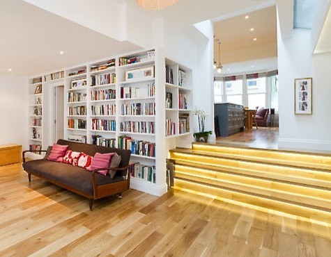 Idee per un soggiorno minimal di medie dimensioni e aperto con pareti bianche e pavimento in legno massello medio
