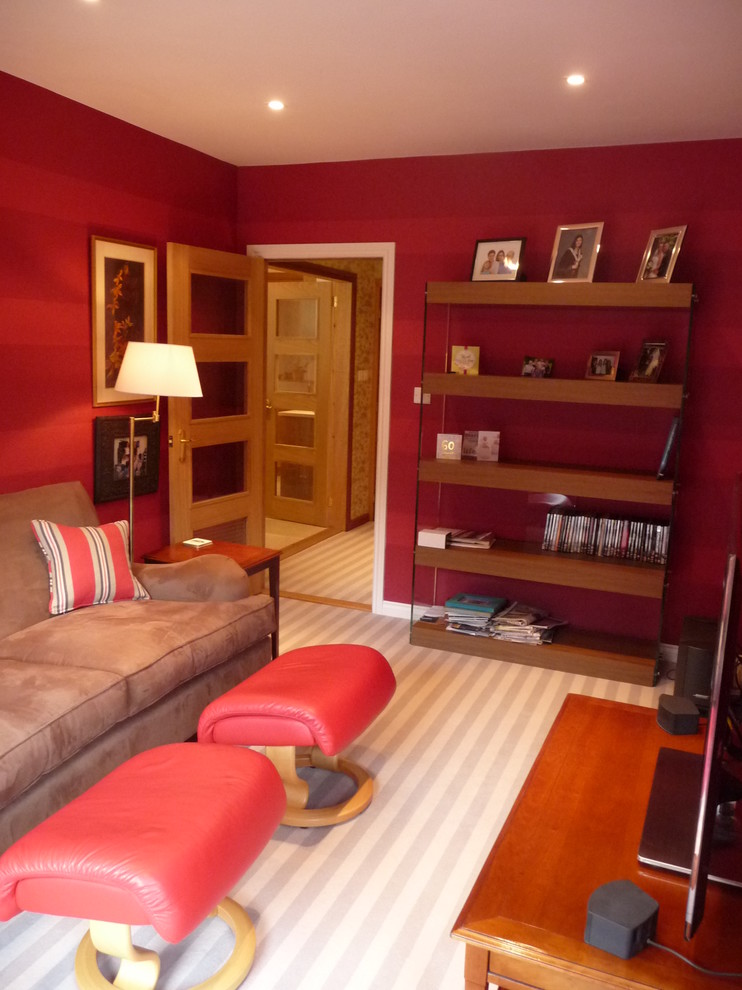 Diseño de salón cerrado tradicional pequeño sin chimenea con paredes rojas, moqueta y televisor independiente