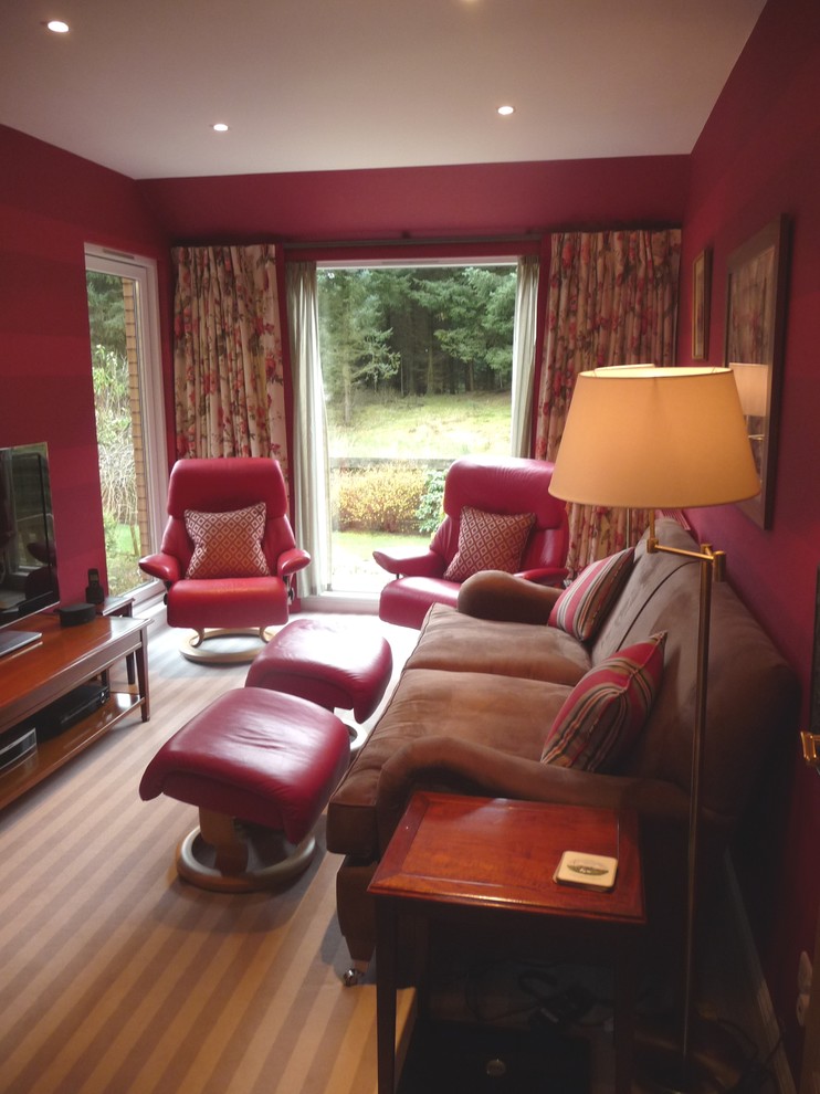 Esempio di un piccolo soggiorno chic chiuso con pareti rosse, moquette e TV autoportante