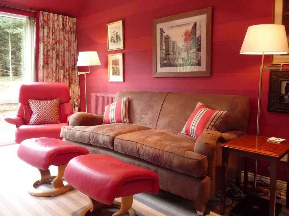 На фото: маленькая изолированная гостиная комната в классическом стиле с красными стенами, ковровым покрытием и отдельно стоящим телевизором без камина для на участке и в саду с