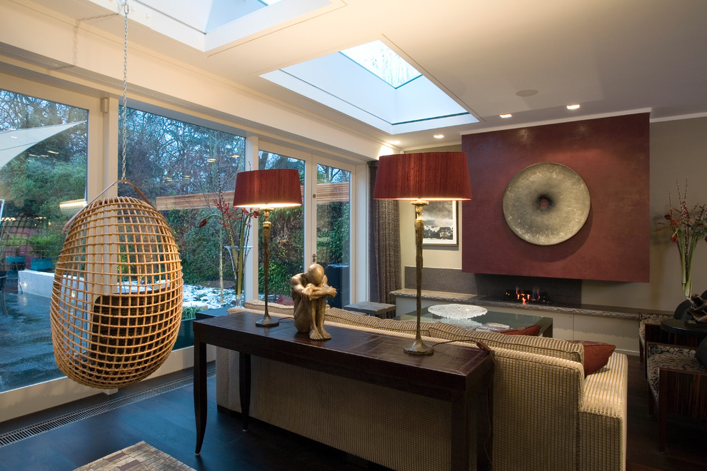 Стильный дизайн: парадная гостиная комната в современном стиле с горизонтальным камином и коричневым полом - последний тренд