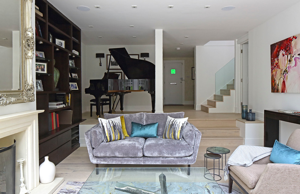 Foto di un soggiorno minimal aperto con sala formale, parquet chiaro e camino classico