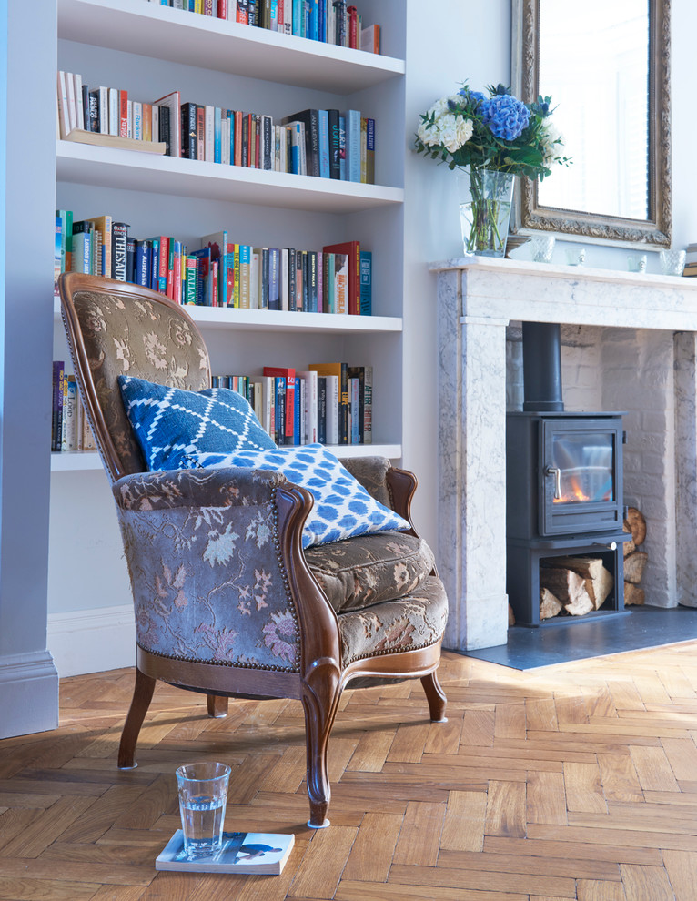 Idées déco pour un grand salon classique ouvert avec une salle de réception, un mur blanc, parquet foncé, un poêle à bois et un manteau de cheminée en pierre.