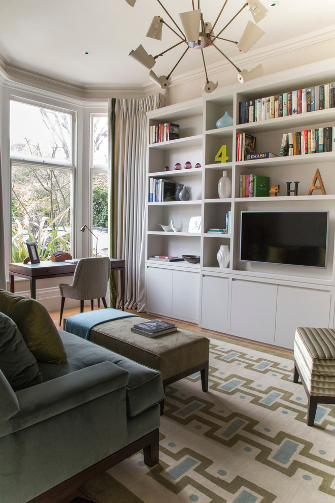 Klassisches Wohnzimmer ohne Kamin mit weißer Wandfarbe, braunem Holzboden und TV-Wand in London