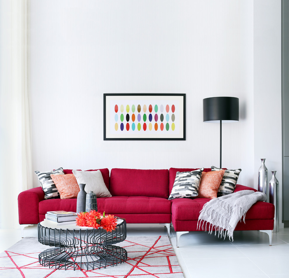 Offenes, Repräsentatives Modernes Wohnzimmer mit weißer Wandfarbe und Porzellan-Bodenfliesen in London