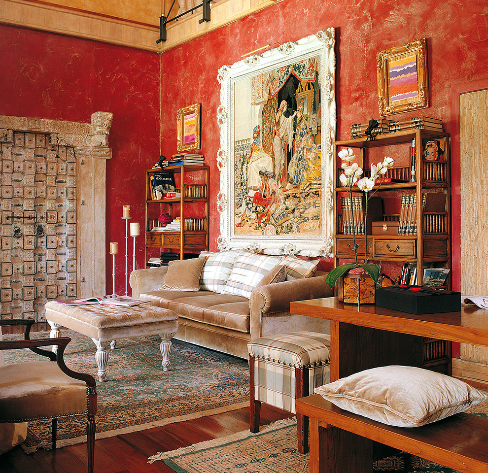 Источник вдохновения для домашнего уюта: гостиная комната в классическом стиле с красными стенами