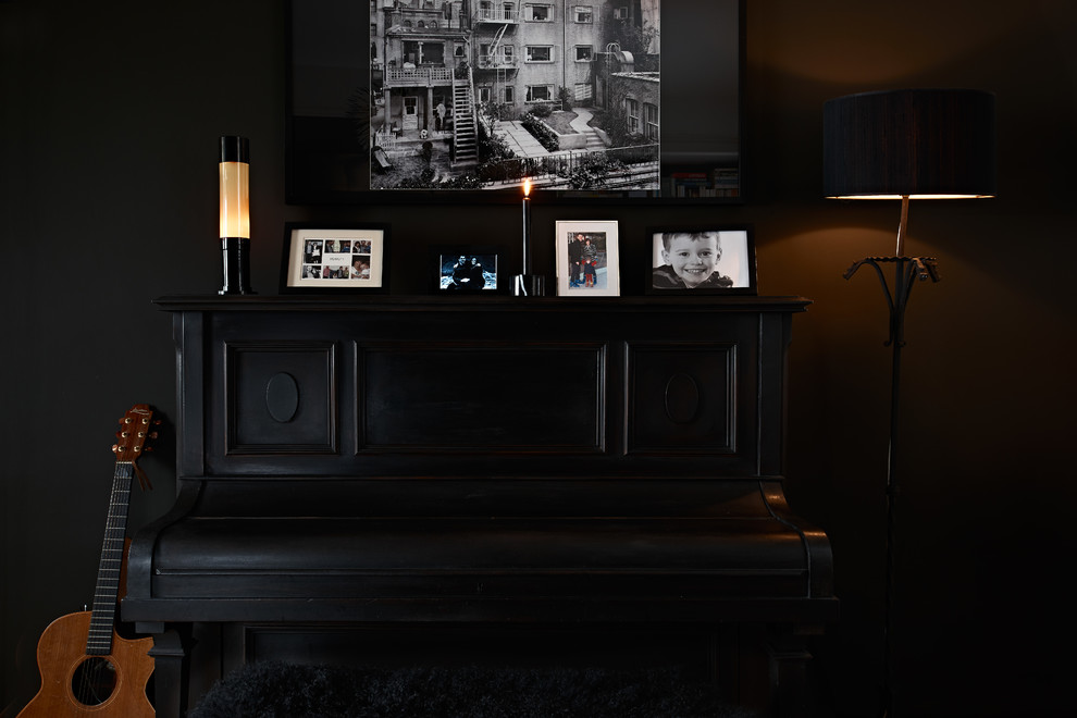 Idéer för ett mellanstort modernt vardagsrum, med svarta väggar och en fristående TV