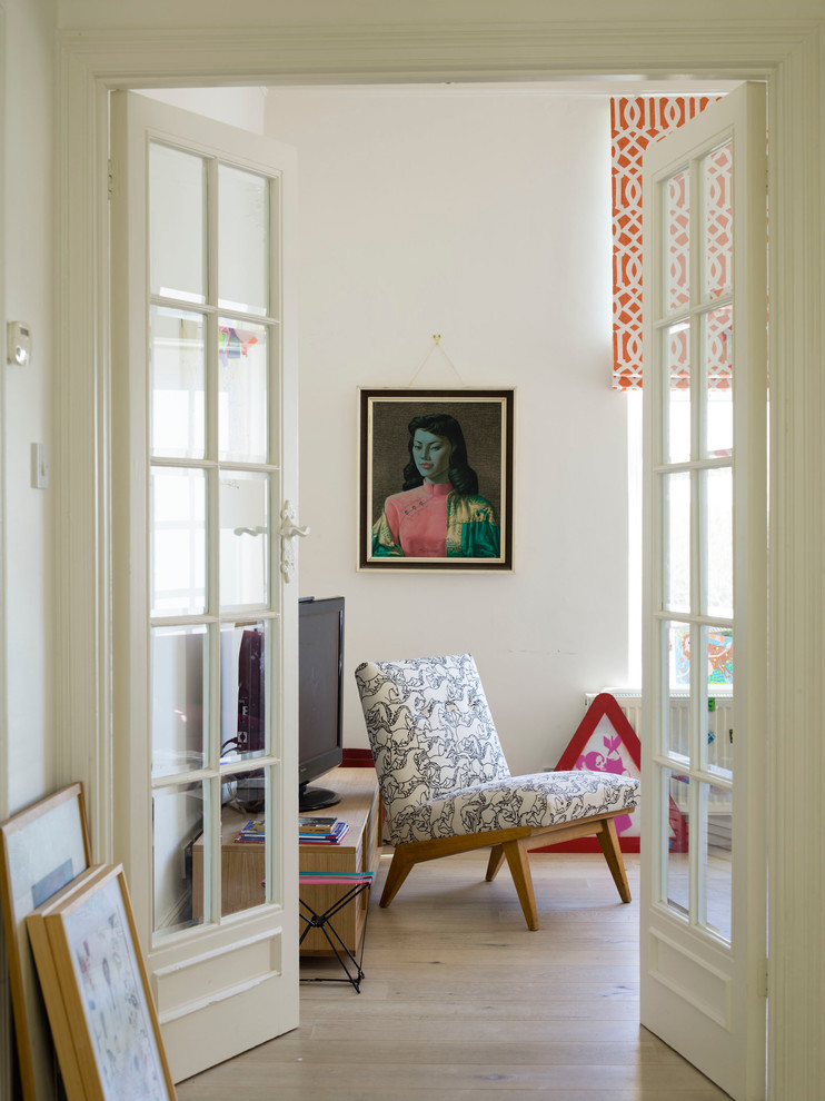 Stilmix Wohnzimmer mit weißer Wandfarbe und hellem Holzboden in Sussex