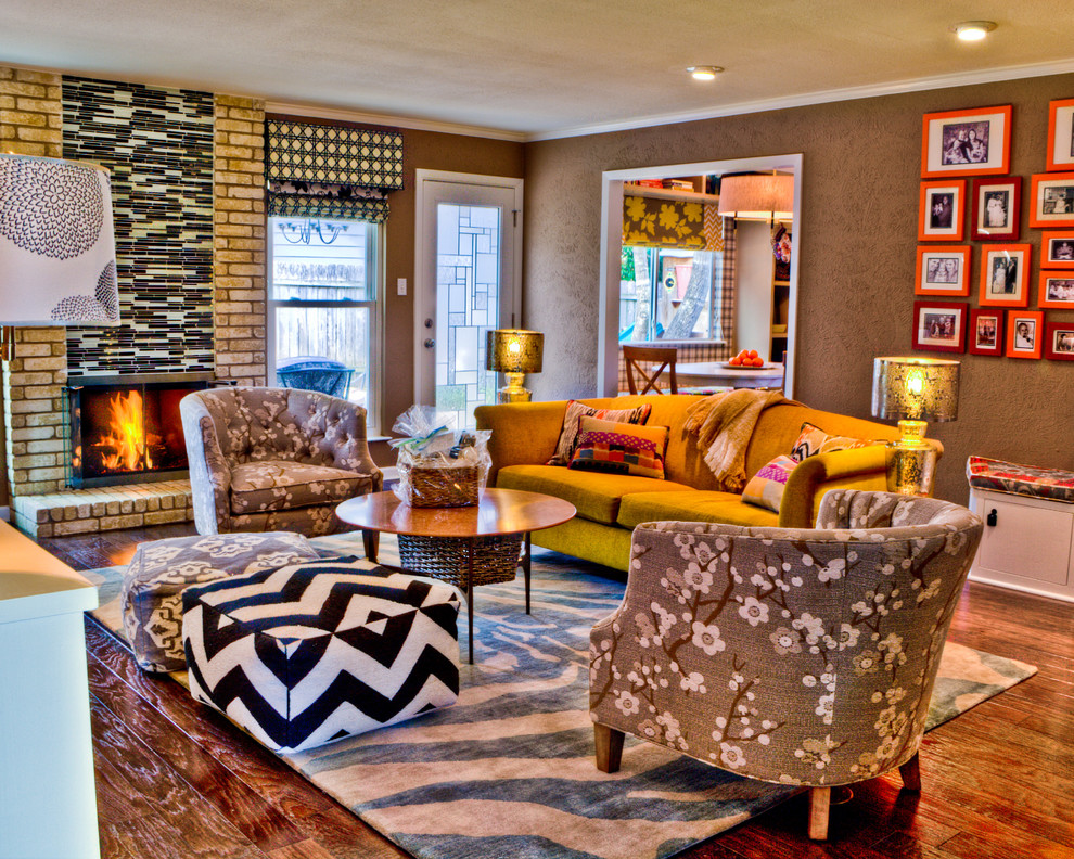 Eklektisches Wohnzimmer mit brauner Wandfarbe, Kamin und Kaminumrandung aus Backstein in Austin
